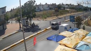 Antalya'da hafif ticari araçla çarpışan 3 tekerlekli motosikletin sürücüsü yaralandı