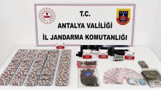 Antalya'da iki ilçede uyuşturucu operasyonu: 6,8 kilo skunk ele geçirildi