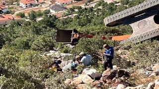Antalyada iş makinesi 60 metrelik uçuruma yuvarlandı operatör yaralı kurtuldu