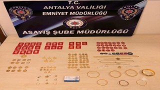 Antalya'da kendisini komiser olarak tanıtıp 3 milyon TL'lik ziynet eşyası dolandırdılar