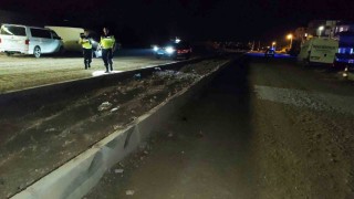 Antalya'da kontrolden çıkan otomobil refüje çarptı: 1 yaralı