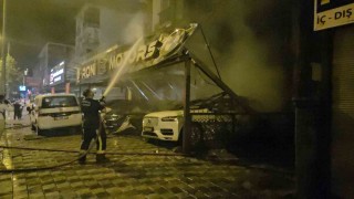 Antalyada oto galeride yangın: 4 araç ve apartman hasar gördü
