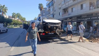 Antalya'da otomobil önce yayaya çarptı ardından otobüs durağına daldı: 3 yaralı
