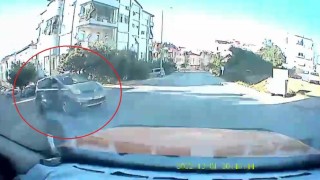 Antalyada otomobilin taksiye çarptığı kaza anı araç kamerasına yansıdı