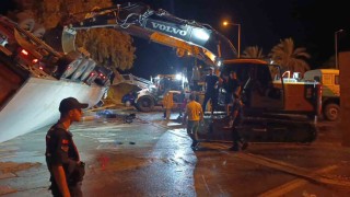 Antalya'da tır devrildi: Durakta bekleyen 2 kişi hayatını kaybetti