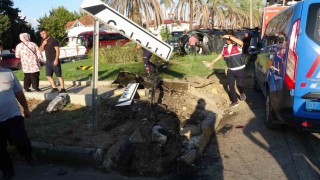 Antalya'da tur minibüsü, kamyonet ve otomobille çarpıştı: 15 yaralı