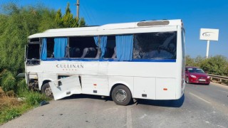 Antalya'da tur otobüsü ile servis minibüsü çarpıştı: 6 yaralı
