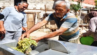 Antalya’da Üzüm Üreticilerine Sıkma Makinesi Desteği