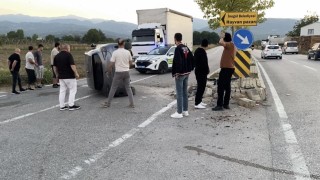 Ara sokaktan çıkan araca çarpmamak için refüje daldı… O anlar kamerada