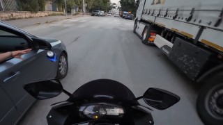 Araçtan atılan çöpü içeriye böyle geri attı