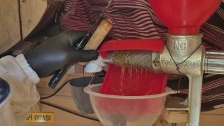 Arıları üşümesin diye elektirkli battaniyeye sararak baktı