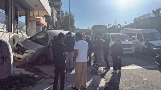 Arnavutköy'de kaza anı kamerada: Çarpışmanın etkisiyle kaldırıma uçtu