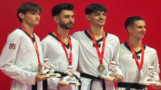 Arnavutlukta Türk bayrağı gönderde