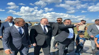 Arpaçayda köy yolları betonla güçleniyor: Kuyucuk köyüne 650 metrelik beton yol