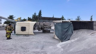 Arsuzda devrilen kamyonun sürücüsü yaralandı