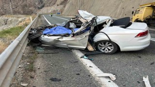 Artvin-Erzurum kara yolunda otomobil kamyonla çarpıştı: 1 ölü