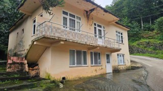 Artvin'de iki katlı evin altından çıkan su görenleri şaşkına çeviriyor