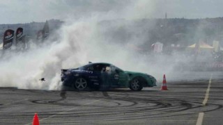 Asfaltı yakıp geçtiler: Tekirdağ'da nefes kesen drift şovu