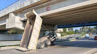ASKİ kamyonunun damperi köprüde takılı kaldı