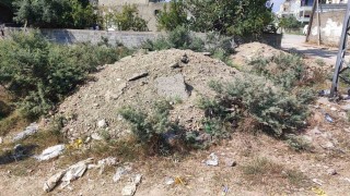 ASKİ'nin altyapı çalışması sonrası bıraktığı asfalt atıkları aylardır kaldırılmadı