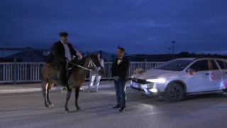 At ile gelin arabasının önünü kesen muhtar ilgi odağı oldu