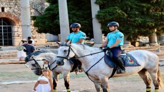 Atlı jandarma birlikleri sahillerde ve turistik bölgelerde görev başında