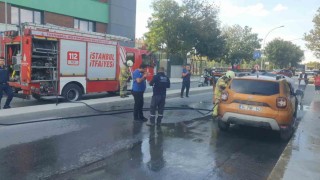 Avcılar'da park halindeki araç alev alev yandı