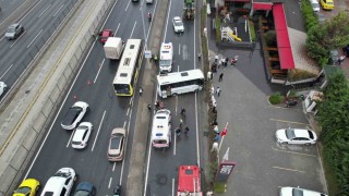 Avcılarda servis midibüsü kaza yaptı: 9 yaralı