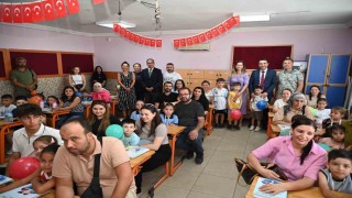 Aydında okula ilk adım atan minikler yalnız kalmadı