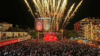 Aydının kurtuluş coşkusu Atatürk Kent Meydanına sığmadı