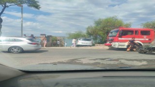 Ayvalıkta otomobil bahçeye girdi, korkulan olmadı