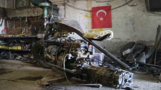 Babası 'olmaz' dedi o ikna etti, araba motorundan motosiklet yaptı