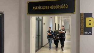Babasını öldüren annesinin gözyaşlarını mahkeme salonunda sildi