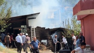 Bahçe’de Ahır Yangını Korkuttu