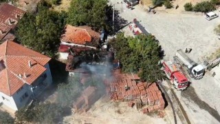 Bahçede temizlik için yaktığı ateş evini küle çevirdi