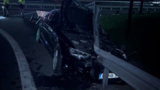 Bahçelievler'de virajı alamayan otomobil bariyere çarptı: 1 yaralı