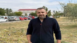 Bahçesinde sürünen yılanı fark etti, korkusuzca eline alıp sevdi