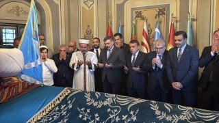 Bakan Çiftçi, Ertuğrul Gazi Türbesini ziyaret etti, hafızlık öğrenimi gören öğrenciye bisiklet hediye etti