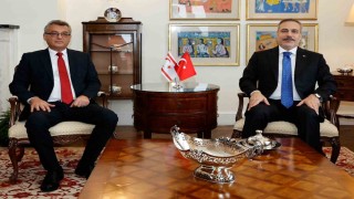 Bakan Fidan, KKTC Cumhurbaşkanı Erhürman ve Dışişleri Bakanı Ertuğruloğlu ile bir araya geldi