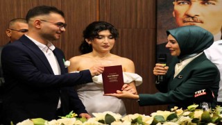 Bakan Göktaş, evlilik desteğinden yararlanan çiftin nikah şahidi oldu