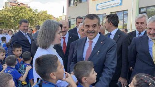 Bakan Tekin miniklerin bayrak törenine katıldı, öğretmenlerle bir araya geldi