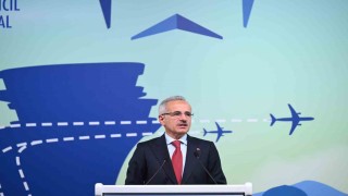 Bakan Uraloğlu: Canlı uçuş takip sistemimiz sayesinde Türkiye hava sahasındaki iç hat, dış hat ve transit uçuşlar da harita üzerinden anlık olarak izlenebiliyor