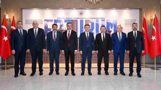 Bakan Yumaklı Valilik ve Büyükşehir Belediyesi'ni ziyaret etti