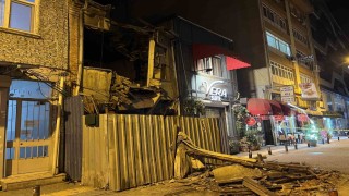 Bakırköy'de metruk binanın çökme anı kamerada