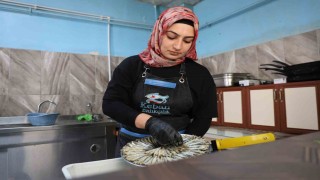 Balığa kadın eli değdi: Kentin tek ustası, siparişlere yetişmeye çalışıyor