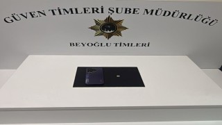 Bankta unutulan cep telefonunu çaldı