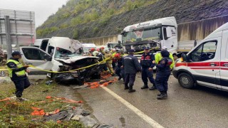 Bartın-Karabük yolunda tır ile minibüs çarpıştı: 1 ölü, 11 yaralı