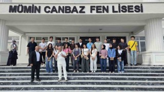 Başarılı öğrencilere okullarının ilk gününde tablet ve telefon sürprizi