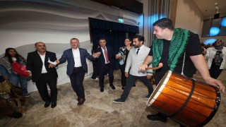 Başkan Büyükakın, Vanlıların halayına katıldı: "Biz birlikte Türkiye'yiz"