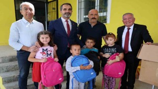 Başkan Kepenek öğrencilerle buluştu ve çantalarını hediye etti